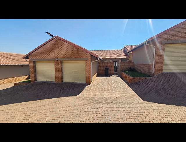 2 BEDROOM SIMPLEX FOR SALE IN MOOIKLOOF RIDGE